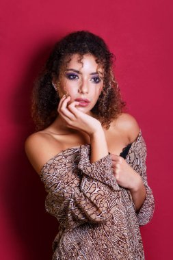 Moda güzel genç Afro-Amerikan zarif leopar elbiseli kadın