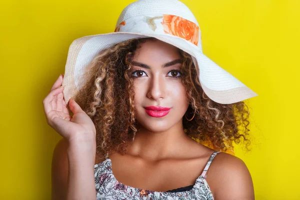 Beauty portrait of young african american girl with afro hairstyle in summer hat. Vacation concept — Stock Photo, Image