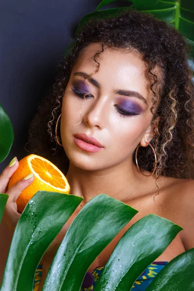 Gros plan de la belle fille posant dans la forêt tropicale. Portrait de belle femme afro-américaine aux fruits tropicaux — Photo