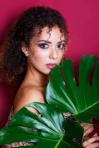 Közelkép portré egy szép fiatal afro-amerikai női divat modell göndör haj — Stock Fotó