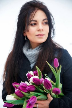 Lale şehir sokak genç güzel esmer kadın portresi yakın çekim