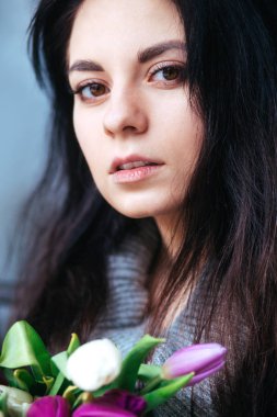 Lale ile genç güzel esmer kadın portresi yakın çekim