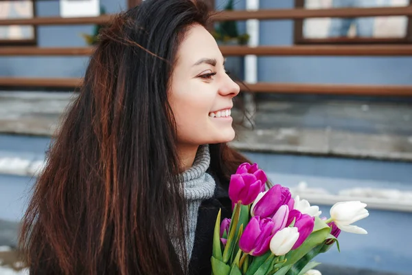 Hermosa mujer joven con flores retrato al aire libre, chica de primavera celebrar ramo fresco, dama elegante de moda en la calle de la ciudad — Foto de Stock