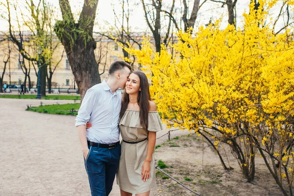Romantikus pár miután a napot, a tavasz szép virágokkal, a háttérben. Romantikus időpont vagy utazó pár koncepció — Stock Fotó