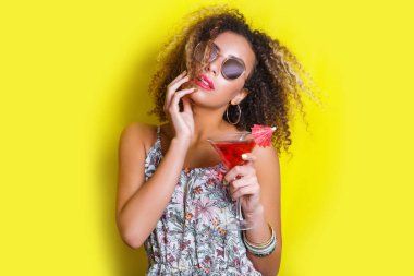 Yaz aylarında bir partide pembe kokteyl ile güzel afro Amerikalı kadın.
