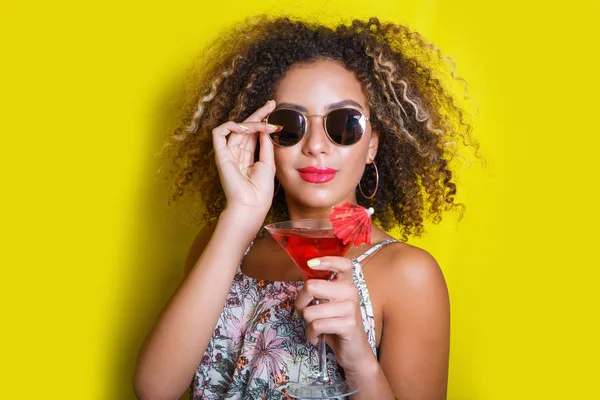 Mulher afro-americana bonita com coquetel rosa em uma festa no verão . — Fotografia de Stock