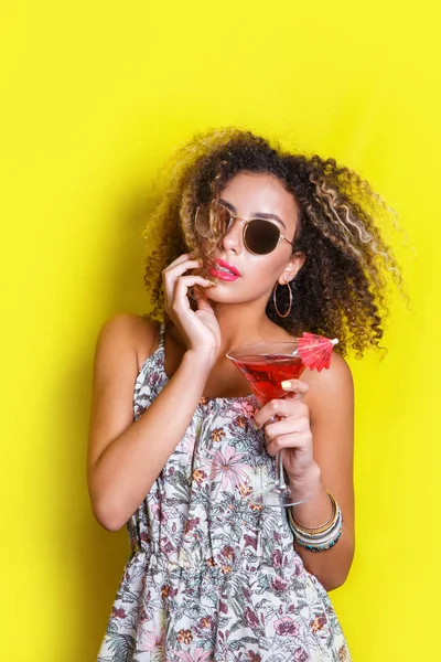 Beautiful afro american woman with pink cocktail at a party in summer. — Stock Photo, Image