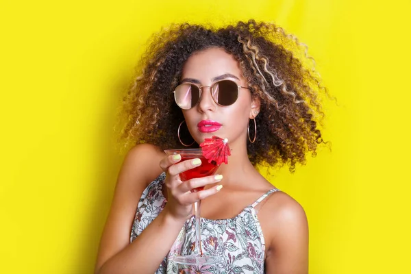 Beautiful afro american woman with pink cocktail at a party in summer. — Stock Photo, Image