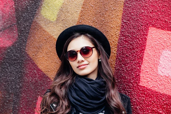 Χαμογελαστά αστικών κορίτσι με το χαμόγελο στο πρόσωπό της. Πορτρέτο της μόδας Γκιρ φορώντας μαύρο ροκ ύφος διασκεδάζοντας σε εξωτερικούς χώρους σε δρόμο της πόλης — Φωτογραφία Αρχείου