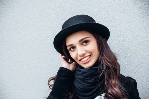 Sonriente chica urbana con una sonrisa en la cara. Retrato de gir de moda con un estilo negro rock divertirse al aire libre — Foto de Stock