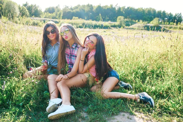 Щасливі друзі в парку в сонячний день. Літній стиль життя портрет трьох хіпстерських жінок насолоджується приємним днем, в яскравих сонцезахисних окулярах. Найкращі друзі дівчата розважаються , — стокове фото