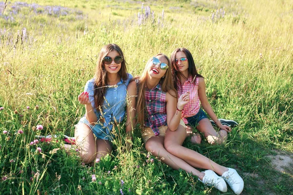 An einem sonnigen Tag im Park. Sommer-Lifestyle-Porträt von drei Hipster-Frauen, die einen schönen Tag genießen und eine helle Sonnenbrille tragen. beste Freundinnen Mädchen, die Spaß haben, — Stockfoto