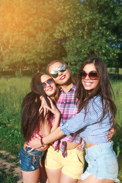 Amigos felizes no parque num dia ensolarado. Estilo de vida de verão retrato de três mulheres hipster desfrutar de bom dia, vestindo óculos de sol brilhantes. Melhores amigos meninas se divertindo , — Fotografia de Stock