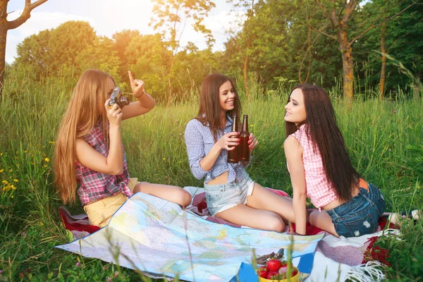 Jonge vrienden toeristen met kaart in het park in de zomer — Stockfoto