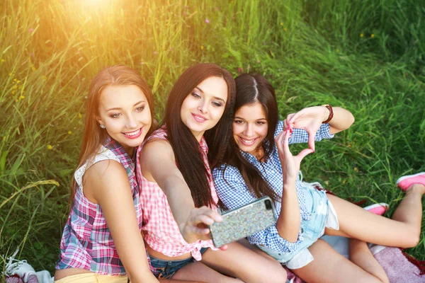 Felice tre amiche donne un selfie in una giornata estiva nel parco — Foto Stock