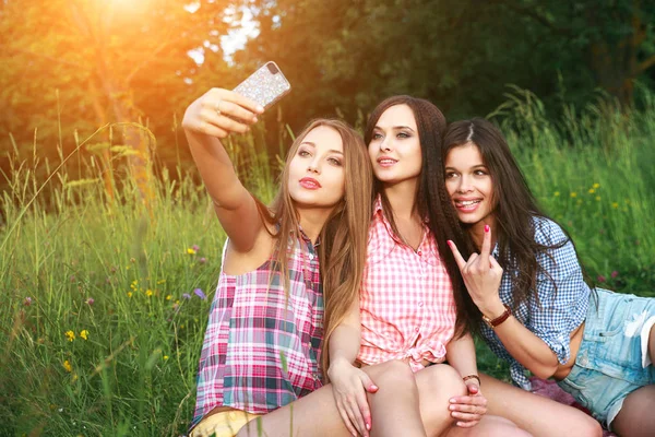 Šťastné ženy tři přátelé a selfie na léta den v parku — Stock fotografie