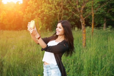 -Konuşan resimler açık havada yaz aylarında çekici genç ve güzel kadın