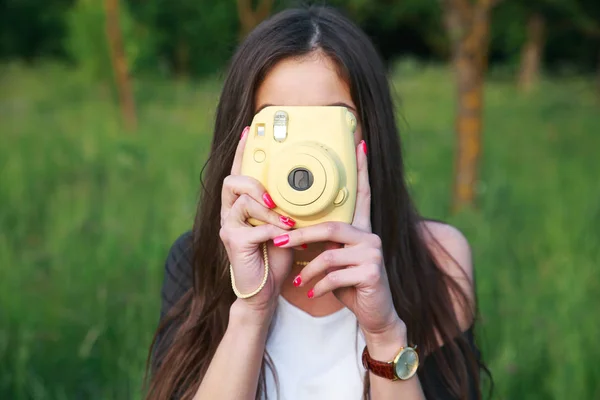 夏の屋外の写真を話している魅力的なかなり若い女性 — ストック写真