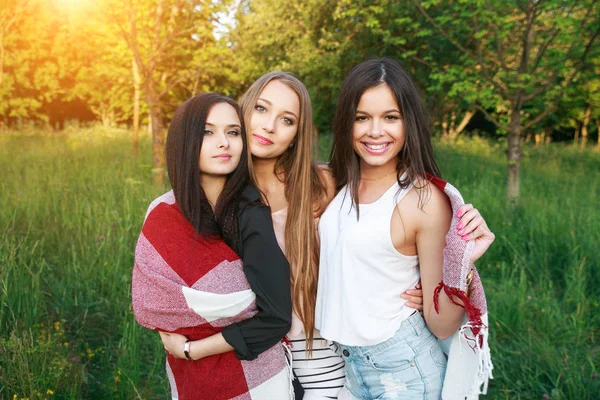 Drie leuke meisjes permanent in de plaid buitenshuis, beste vrienden, met plezier en lachen in park — Stockfoto