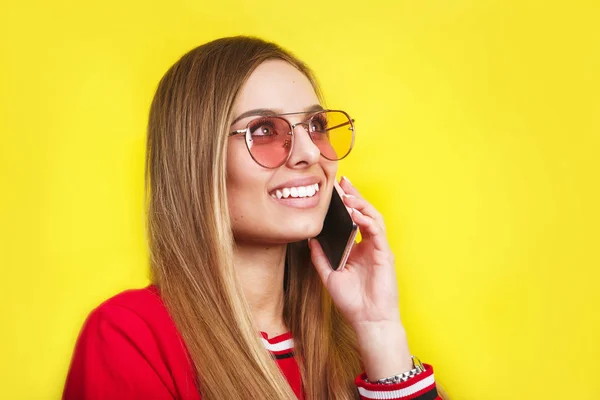 스마트폰 사용 하는 선글라스에서 패션 예쁜 젊은 여자 모델 — 스톡 사진