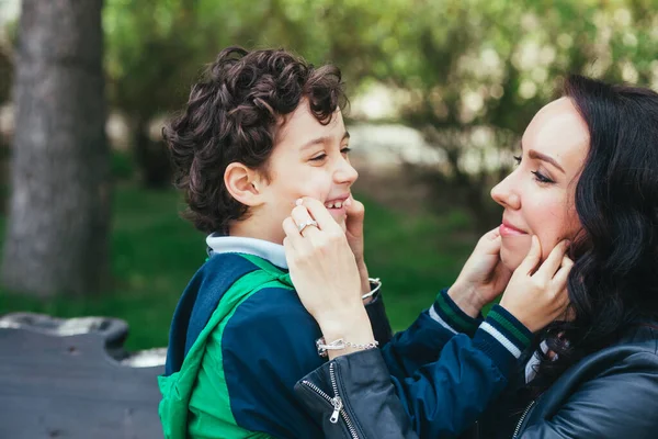 Joven madre y su hijo de cinco años pasan tiempo al aire libre en un día de verano — Foto de Stock