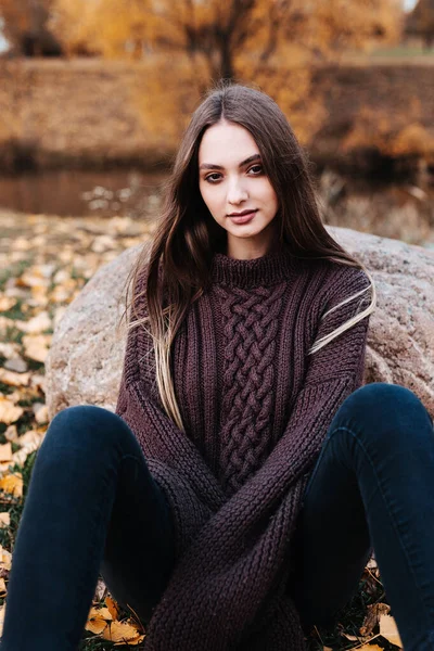 Outdoor lifestyle fashion photo of young beautiful model in autumn landscape — Stock Photo, Image