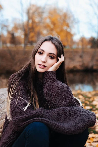 Melancholic beautiful portrait of young woman in autumn park — Stock Photo, Image