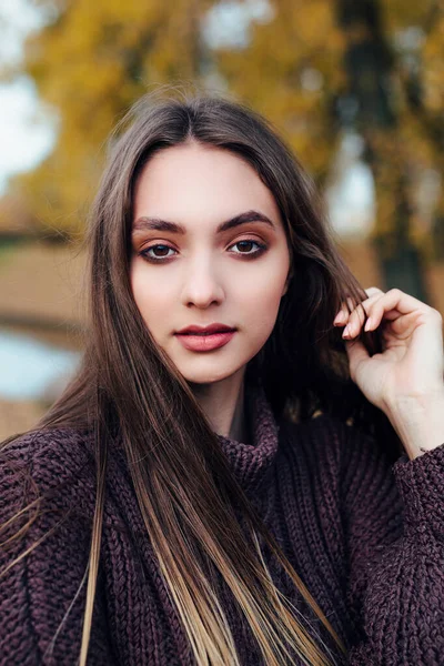 Gros plan portrait de belle jeune femme romantique dans le parc d'automne . — Photo