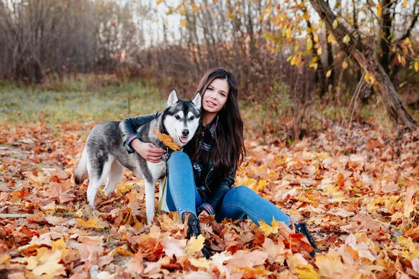 Όμορφη γυναίκα με το σκύλο της στο πάρκο του φθινοπώρου — Φωτογραφία Αρχείου