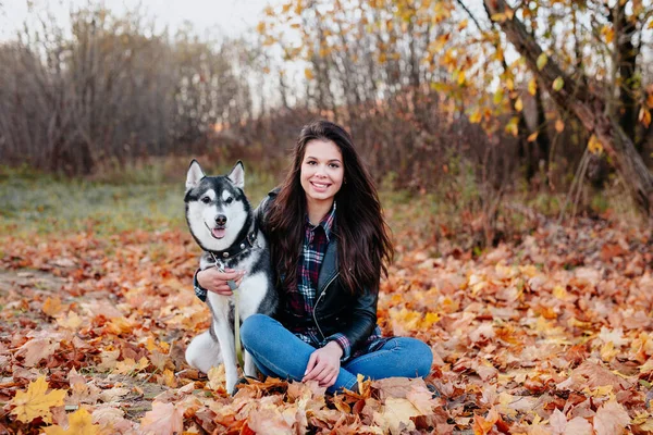 Mulher com husky no parque de outono — Fotografia de Stock