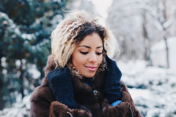 Invierno joven mujer africana retrato en el parque . — Foto de Stock