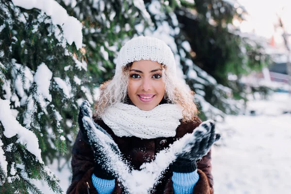 겨울 공원에서 눈을 날리는 행복 한 젊은 아프리카 계 미국인 여성 — 스톡 사진