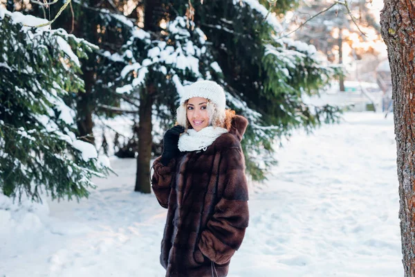 Niña afroamericana vistiendo en abrigo de piel y sombrero blanco de punto en el parque en invierno día soleado —  Fotos de Stock