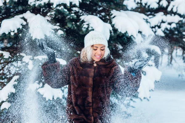 Feliz joven afro mujer jugando con la nieve en el parque de invierno —  Fotos de Stock