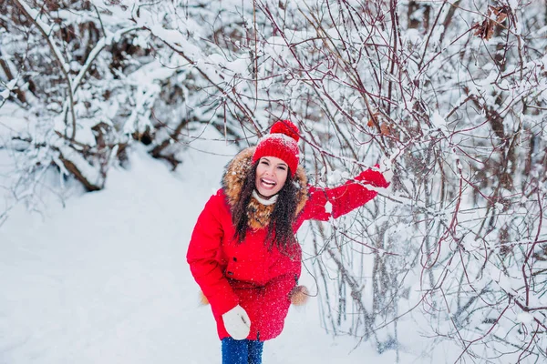 Bela jovem mulher sorrindo no tempo de inverno outddor — Fotografia de Stock