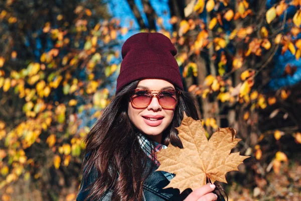 Wspaniała młoda kobieta pozowała w okularach słonecznych w słoneczny jesienny dzień. — Zdjęcie stockowe