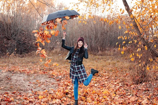Portret kobiety szczęśliwy grając z jesieni pozostawia w lesie — Zdjęcie stockowe