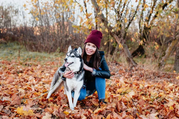 Εικόνα του νεαρού κοριτσιού με το σκυλί της husky εξωτερική — Φωτογραφία Αρχείου