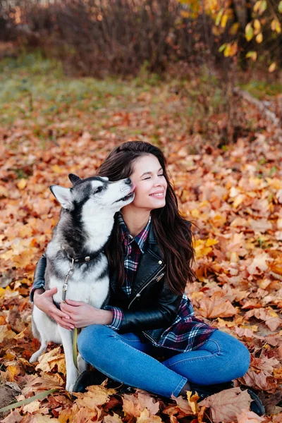 Kärleksfull ung kvinna omfamna sällskapsdjur hund i naturen — Stockfoto