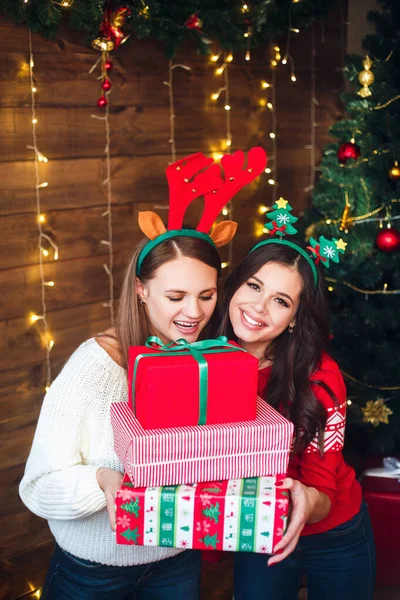 Τραβηγμένη φωτογραφία μιας γυναίκας που κάνει έκπληξη στην κοπέλα της με χριστουγεννιάτικο δώρο.. — Φωτογραφία Αρχείου