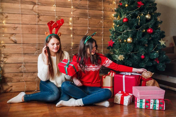 Δύο καυκάσιες όμορφες γυναίκες που κρατούσαν κουτιά δώρων. Χριστούγεννα και Πρωτοχρονιά γιορτή κόμμα έννοια. — Φωτογραφία Αρχείου