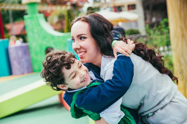 Madre e hijo se divierten en el parque de atracciones — Foto de Stock