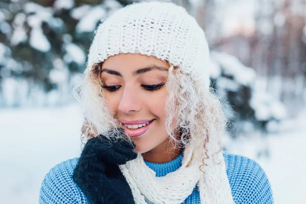 Retrato de una joven afroamericana con sombrero, suéter azul posando en el parque de invierno . — Foto de Stock