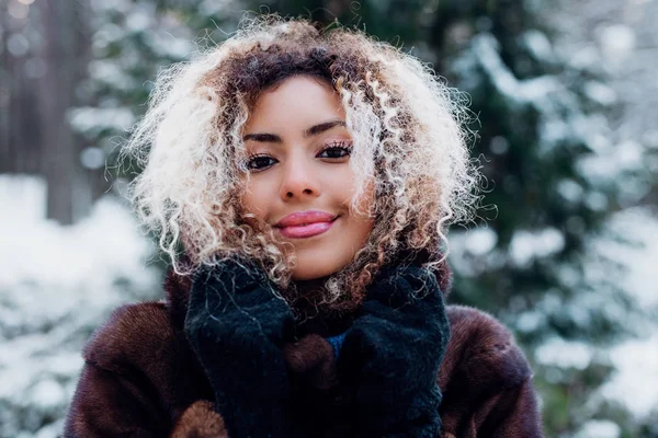 겨울 야외에서 아름다운 웃는 젊은 아프리카 여성. 겨울 개념 — 스톡 사진