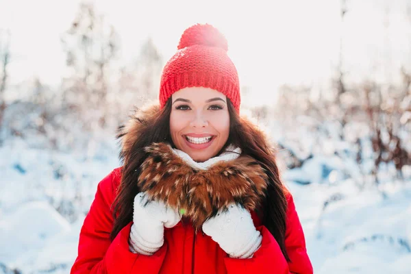 화창 한 겨울 야외에서 아름다운 미소를 짓는 젊은 여성. 겨울 개념 — 스톡 사진