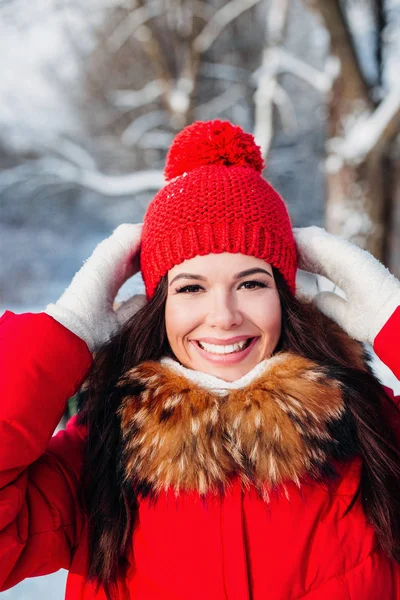 Retrato de mujer joven sonriente sobre fondo de invierno al aire libre —  Fotos de Stock