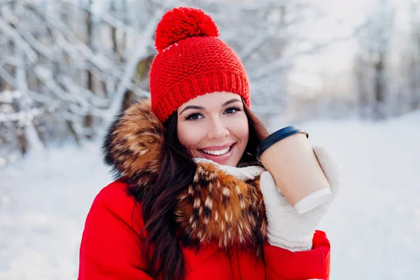 Retrato de niña con café en el parque de invierno — Foto de Stock