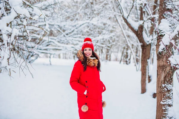 Kırmızı kışlık elbiseli genç ve güzel bir kadın. — Stok fotoğraf