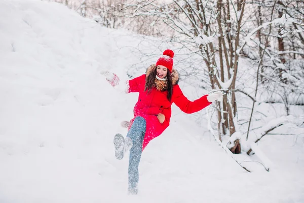 Chica jugando con la nieve en el parque de invierno —  Fotos de Stock