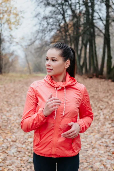 Junge schöne kaukasische Frau joggt Workout-Training im Herbst Park. — Stockfoto